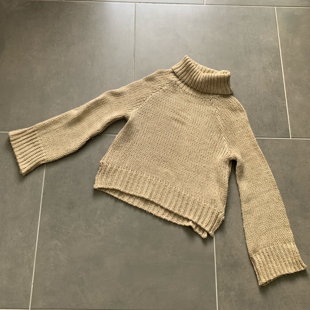 Cream turtle neck sweater wide sleeves small